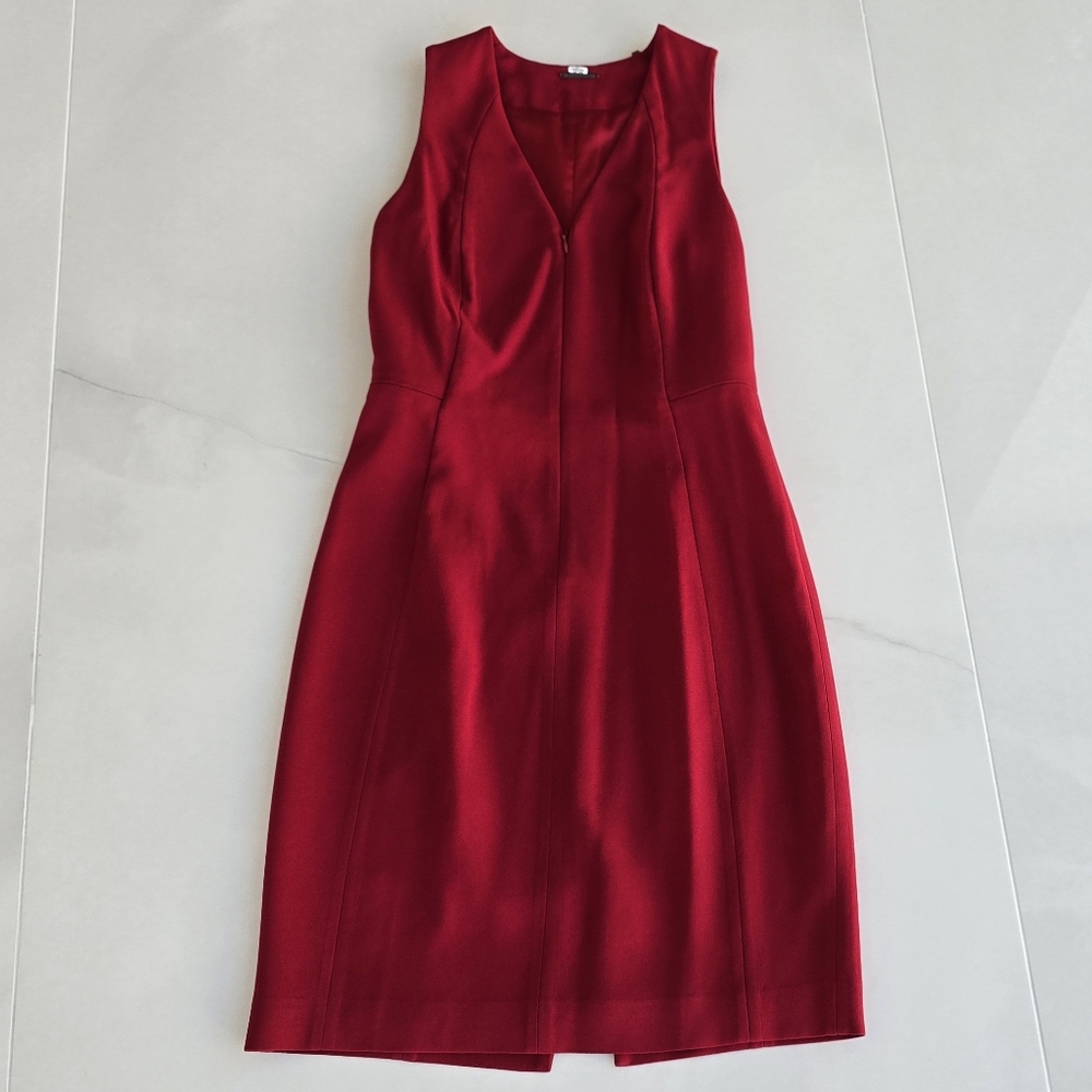Elie Tahari Red Midi Sheath Dress with Sleeveless Design and V-neckline